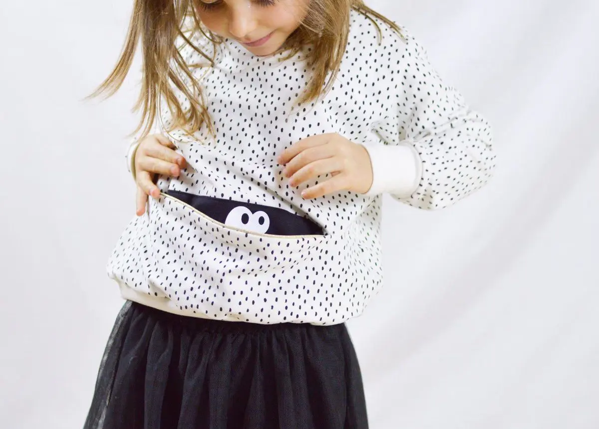 Anna découvre sa poche kangourou du sweat Mahé de @recycle_ton_armoire