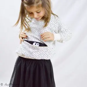 Anna découvre sa poche kangourou du sweat Mahé de @recycle_ton_armoire