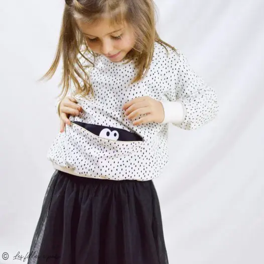 Anna découvre sa poche kangourou du sweat Mahé de @recycle_ton_armoire