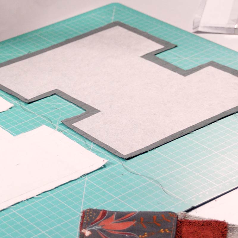 Tout savoir sur l’entoilage : tissé, intissé, thermocollant et technique 4 Une tenue ferme et raide, légèrement cartonnée - idéale pour stabiliser les pièces